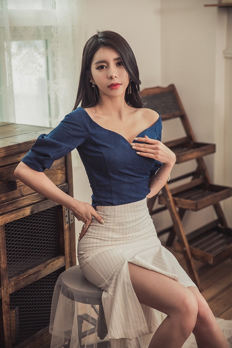 高跟美腿地板上美女姿势妩媚秀酥胸美肩性感娇艳图片