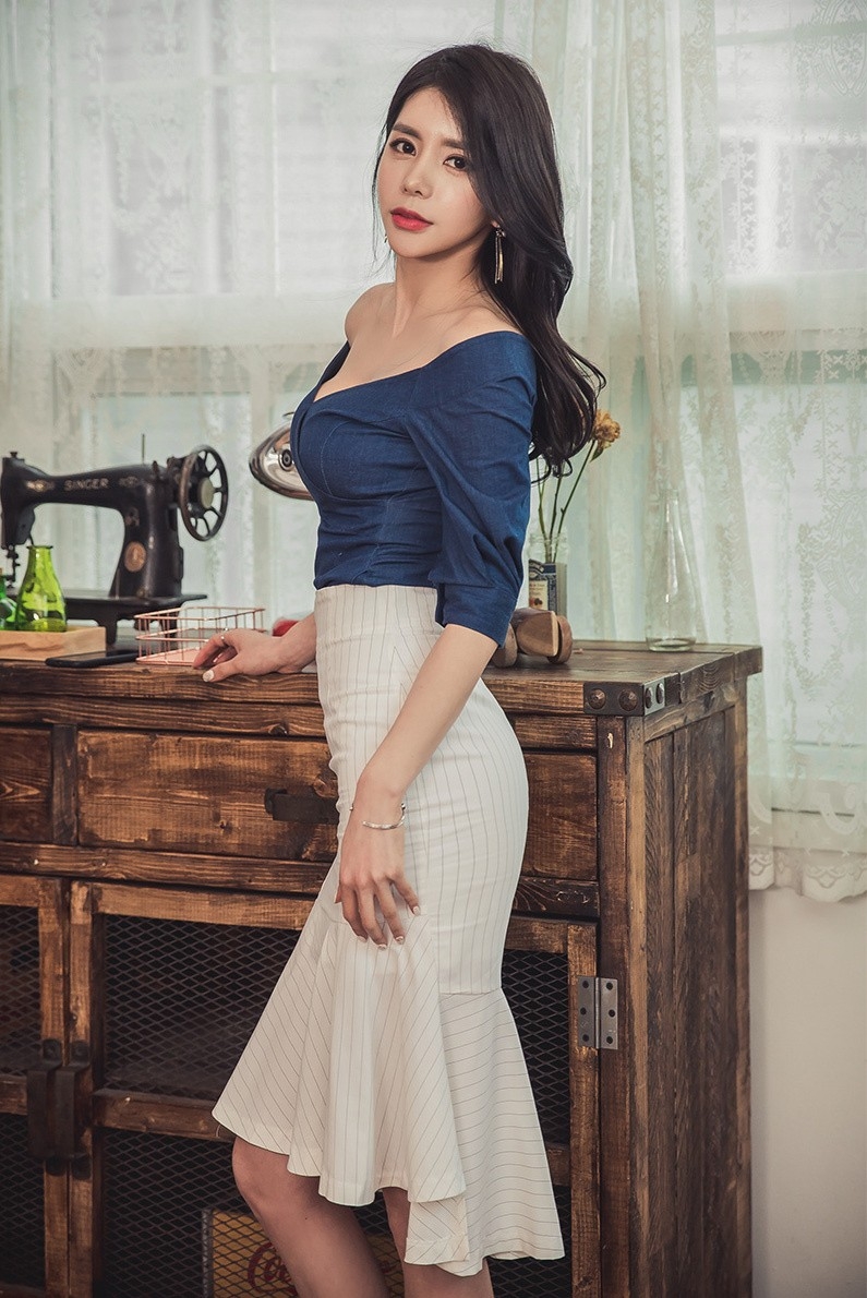 高跟美腿地板上美女姿势妩媚秀酥胸美肩性感娇艳图片