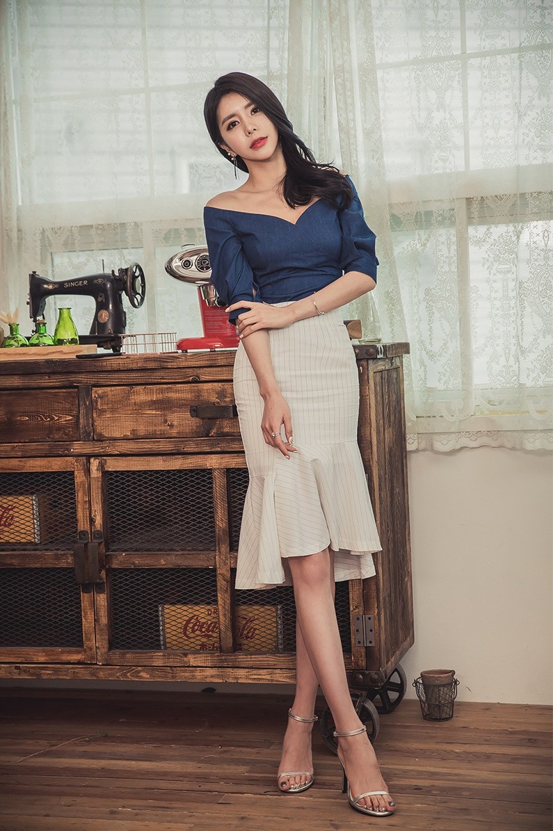 高跟美腿地板上美女姿势妩媚秀酥胸美肩性感娇艳图片