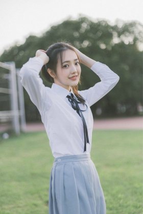 清新甜美校服学生妹甜美制服户外摄影写真