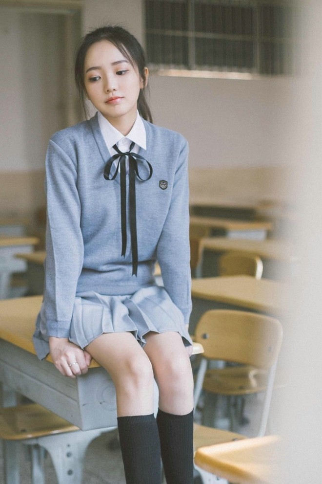 清新甜美校服学生妹甜美制服户外摄影写真