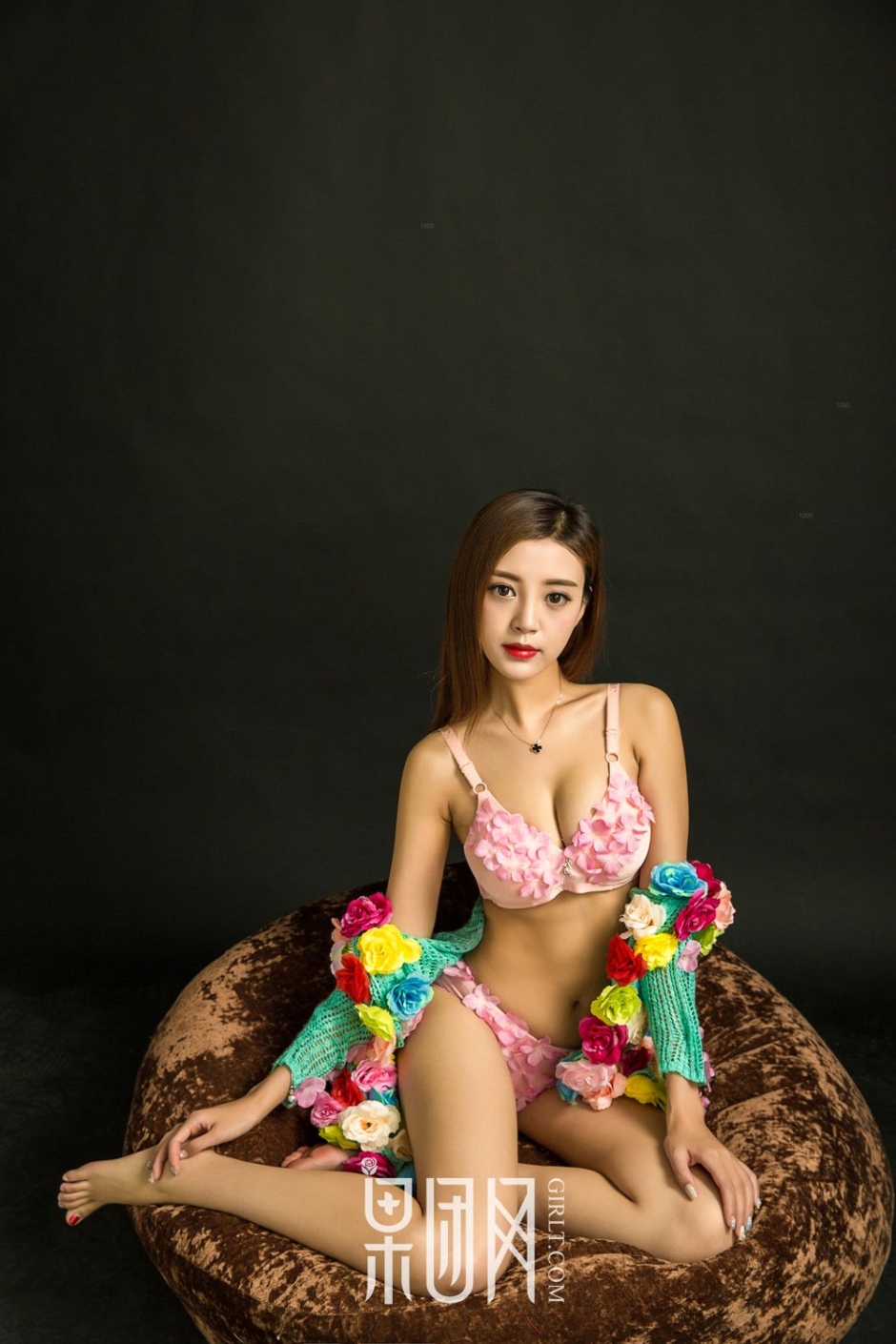 蕾丝内衣温柔少女蜜胸颤颤姿势妩媚销魂写真