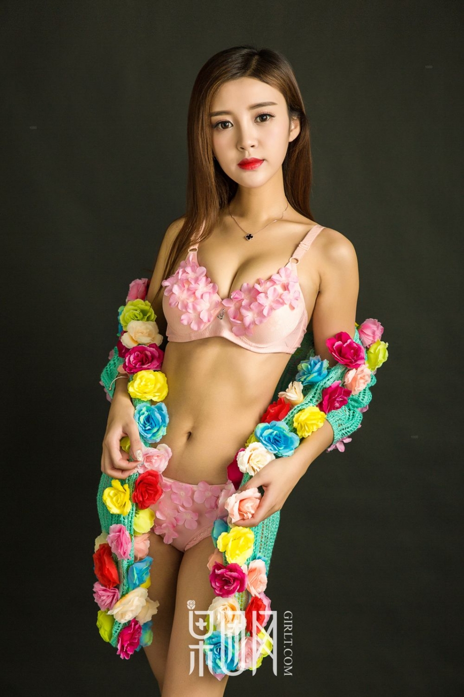 蕾丝内衣温柔少女蜜胸颤颤姿势妩媚销魂写真