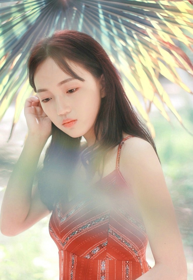 楚楚动人唯美红裙森系清甜女生美优雅靓丽写真