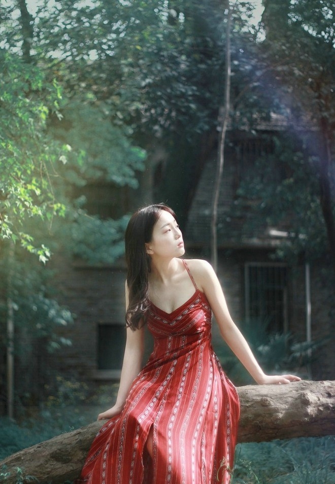 楚楚动人唯美红裙森系清甜女生美优雅靓丽写真