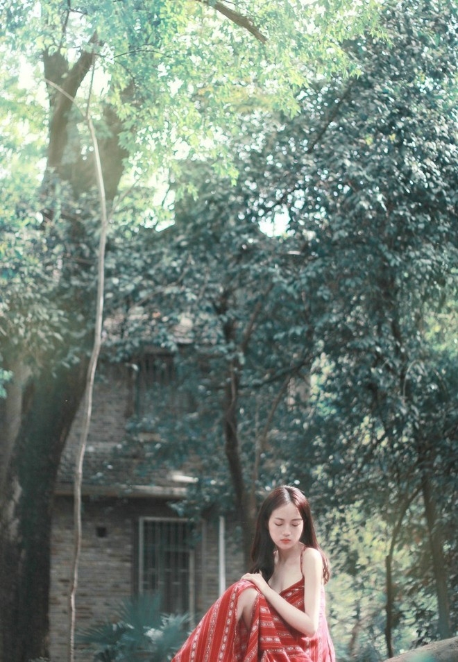 楚楚动人唯美红裙森系清甜女生美优雅靓丽写真
