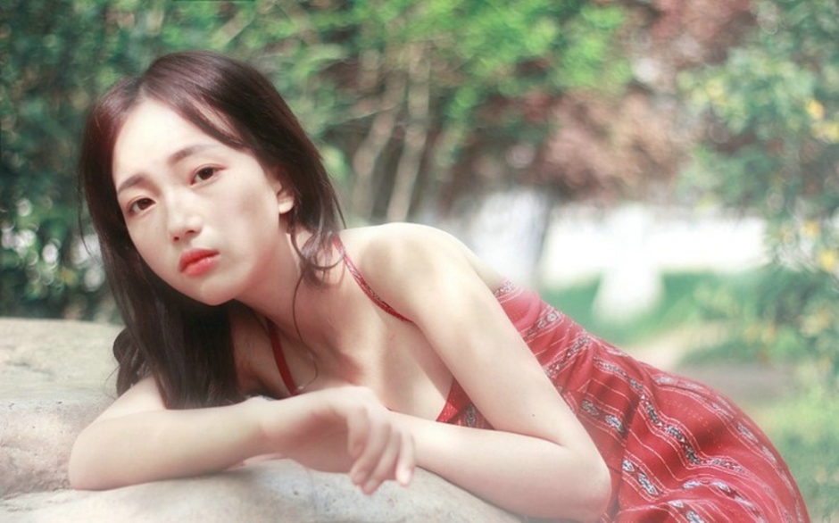 楚楚动人唯美红裙森系清甜女生美优雅靓丽写真