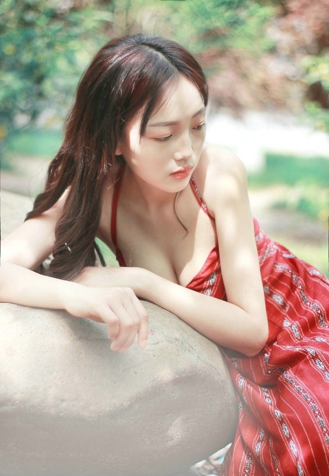 楚楚动人唯美红裙森系清甜女生美优雅靓丽写真