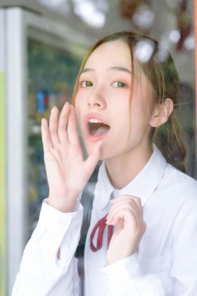 窗边小清新制服美眉养眼处纯净写真