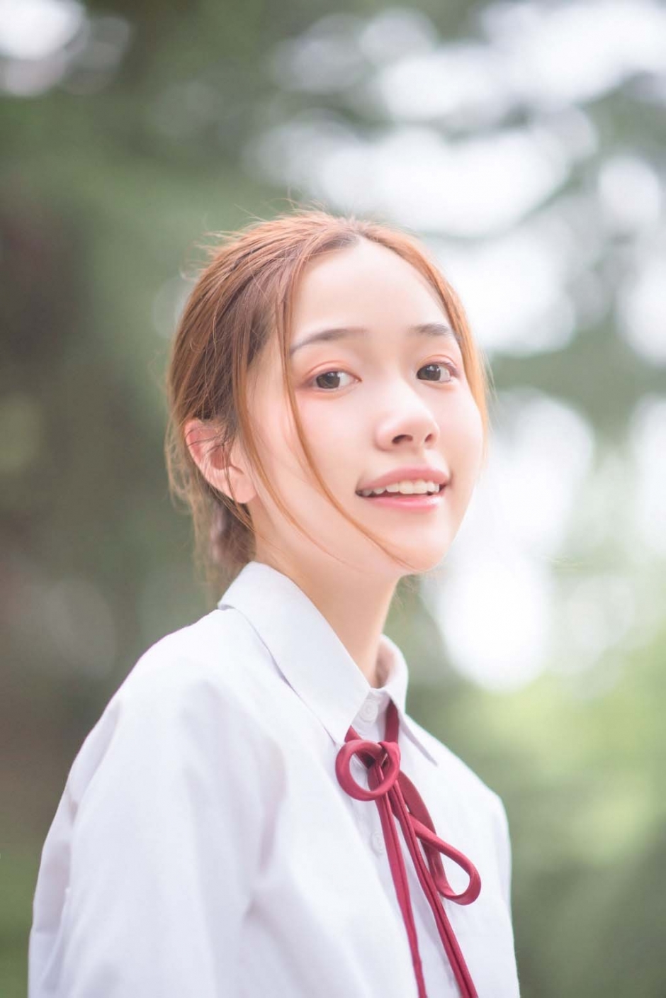 窗边小清新制服美眉养眼处纯净写真