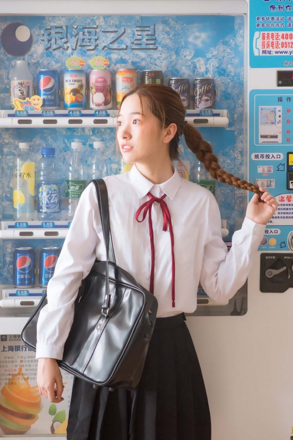 窗边小清新制服美眉养眼处纯净写真