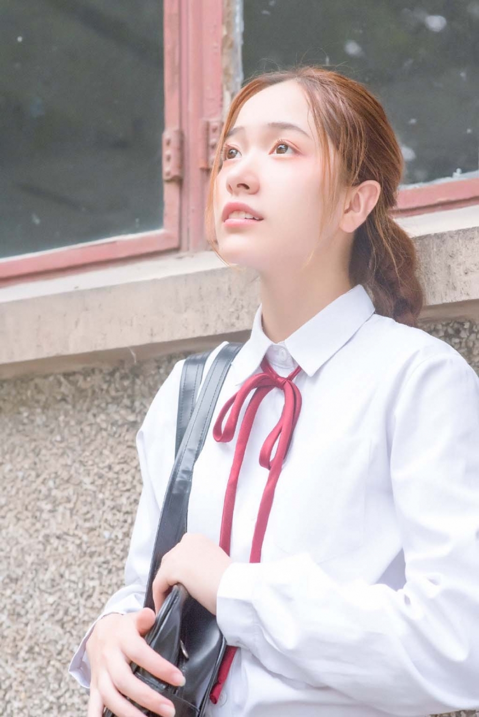 窗边小清新制服美眉养眼处纯净写真