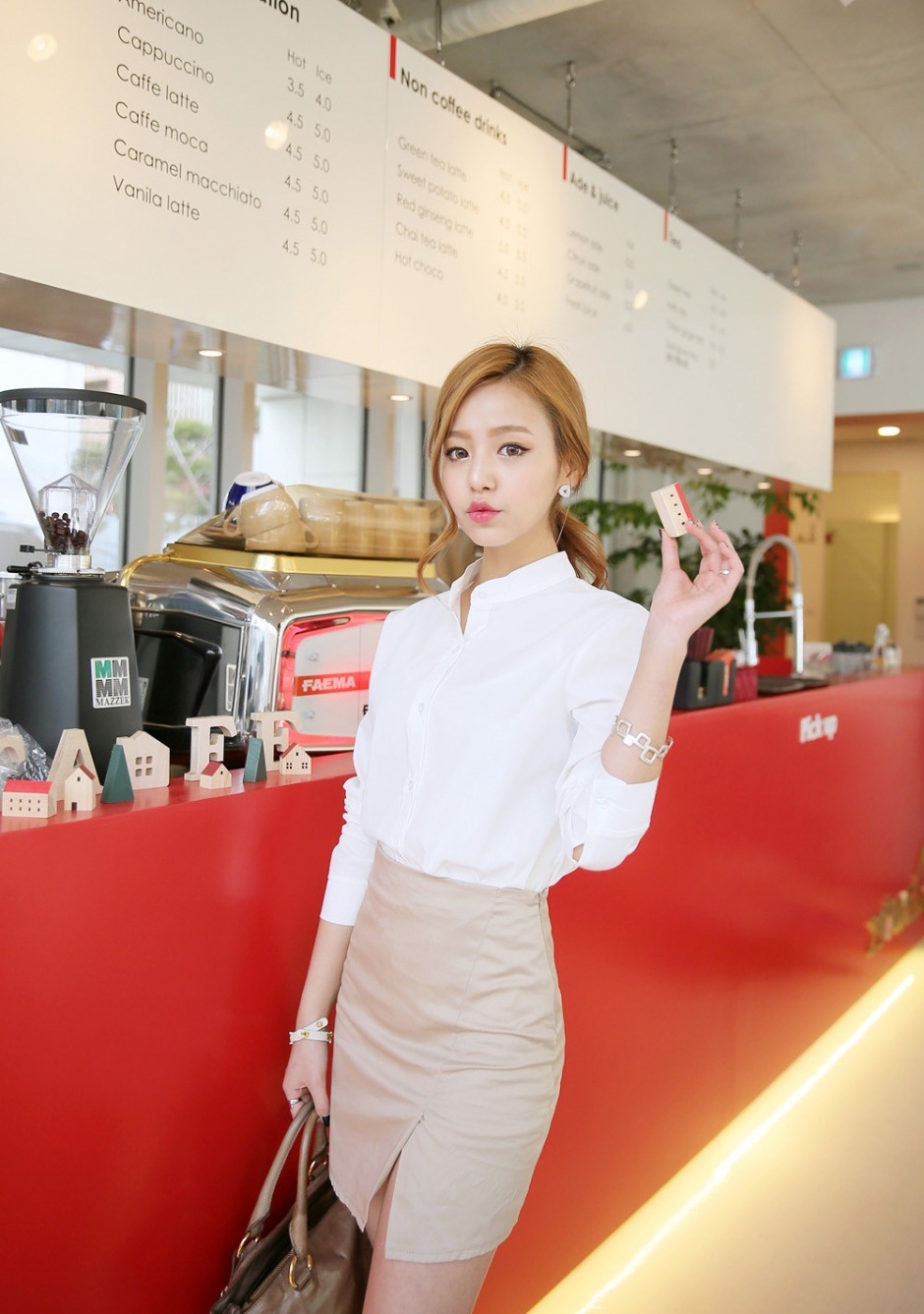 美腿翘臀午后咖啡厅职业装美女清新亮丽图片