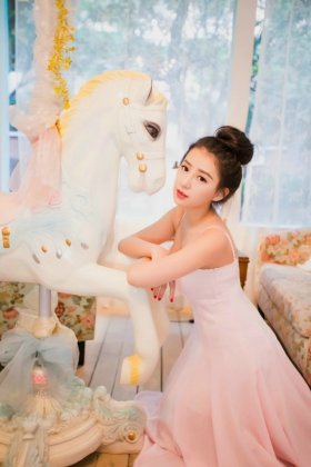 粉红娇美清纯美女吊带裙楼酥胸私房唯美写真