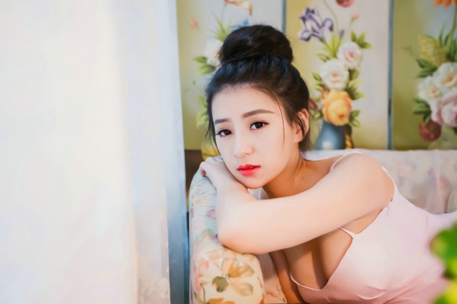 粉红娇美清纯美女吊带裙楼酥胸私房唯美写真