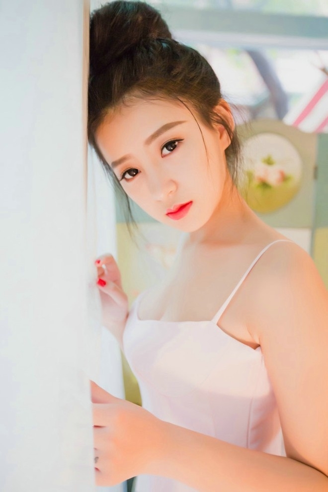 粉红娇美清纯美女吊带裙楼酥胸私房唯美写真