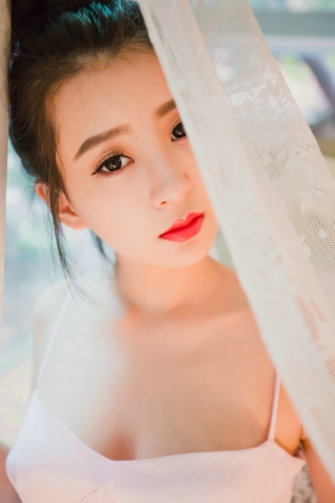 粉红娇美清纯美女吊带裙楼酥胸私房唯美写真