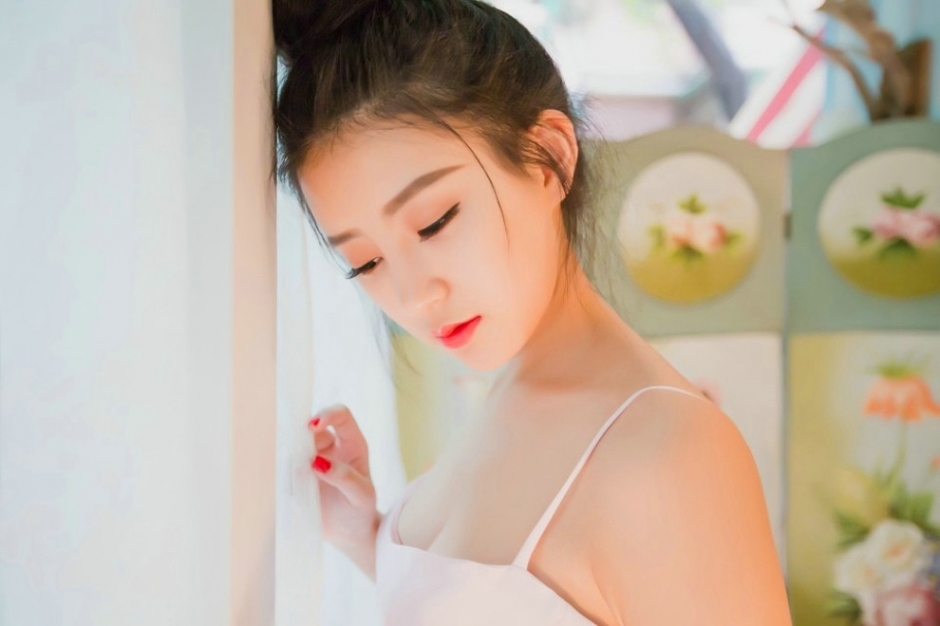 粉红娇美清纯美女吊带裙楼酥胸私房唯美写真