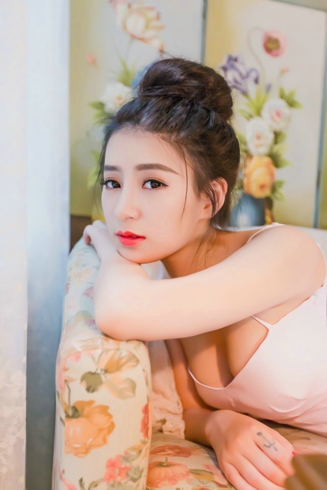 粉红娇美清纯美女吊带裙楼酥胸私房唯美写真