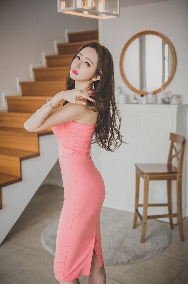 楼梯边美女模特李妍静魔鬼身材粉嫩红裙妖娆写真