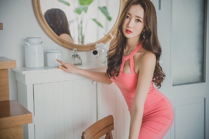 楼梯边美女模特李妍静魔鬼身材粉嫩红裙妖娆写真