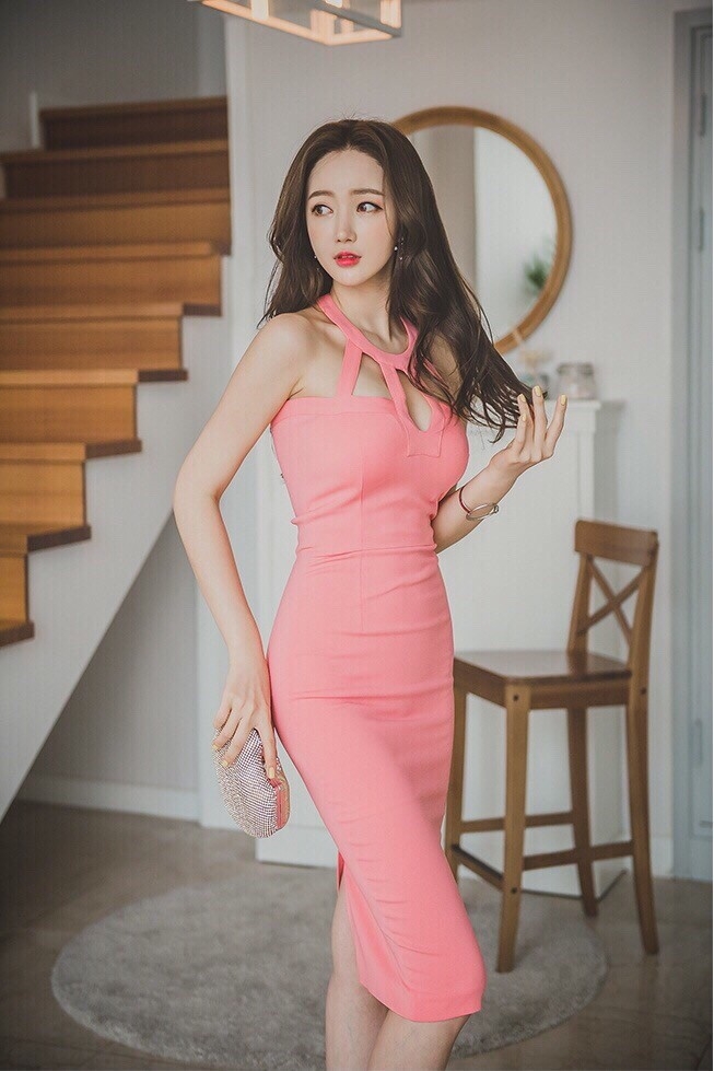 楼梯边美女模特李妍静魔鬼身材粉嫩红裙妖娆写真