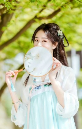 如花似月白皙古典美女唯美户外写真图片