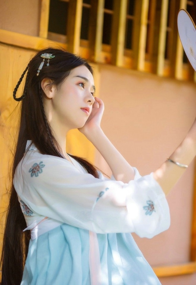 如花似月白皙古典美女唯美户外写真图片