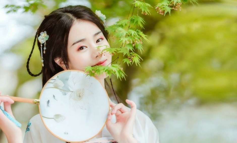 如花似月白皙古典美女唯美户外写真图片