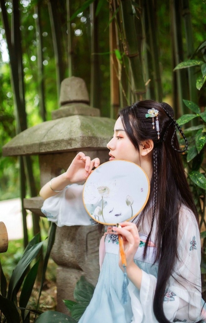 如花似月白皙古典美女唯美户外写真图片