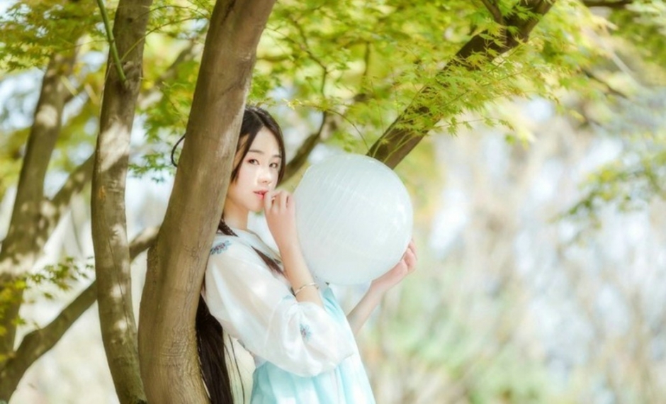 如花似月白皙古典美女唯美户外写真图片