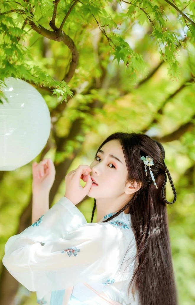 如花似月白皙古典美女唯美户外写真图片