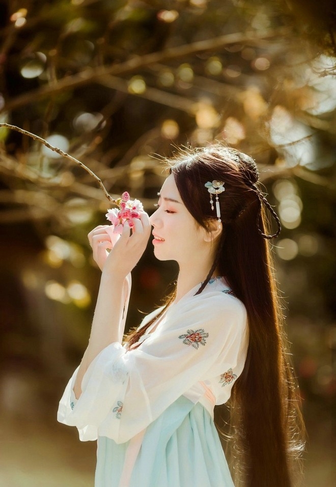 如花似月白皙古典美女唯美户外写真图片