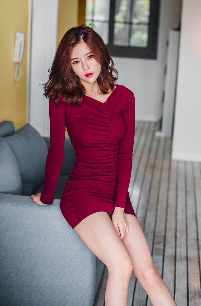 玉腿纤纤超短裙性感美女前凸后翘诱惑迷人写真