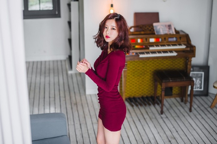 玉腿纤纤超短裙性感美女前凸后翘诱惑迷人写真