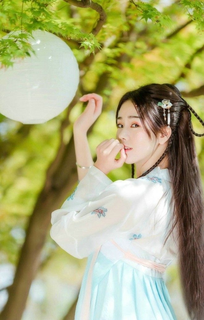 如花似月白皙古典美女唯美户外写真图片