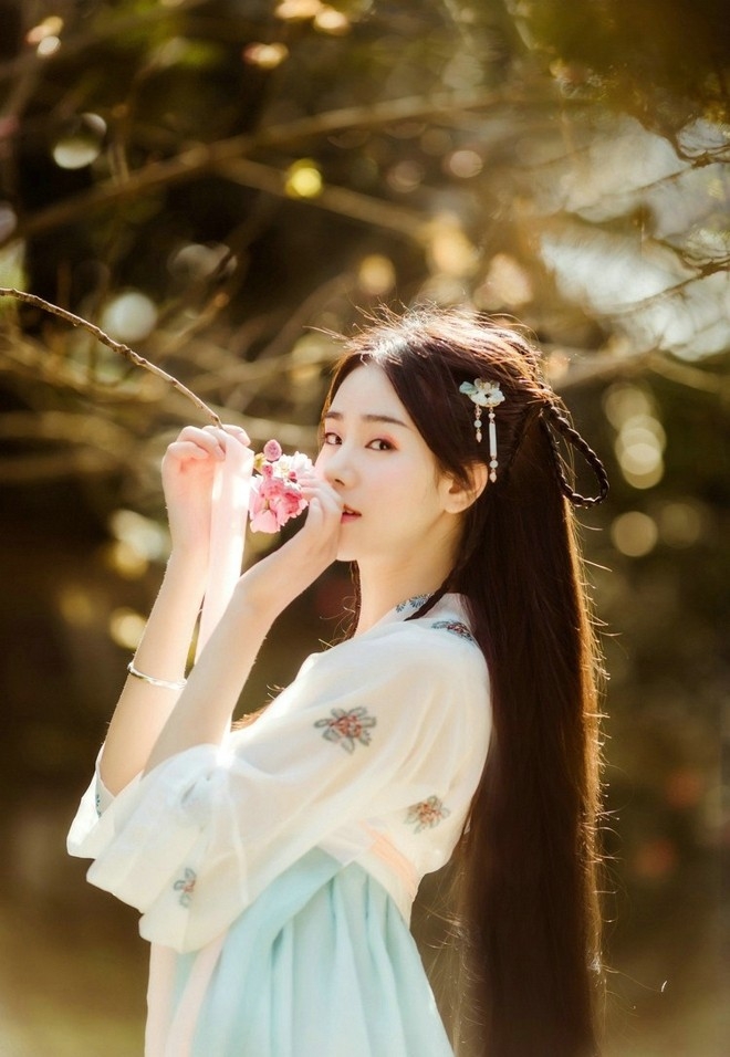 如花似月白皙古典美女唯美户外写真图片