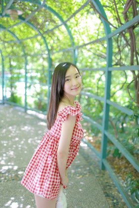 红色格子连衣裙清纯美眉治愈系笑容温婉可掬写真