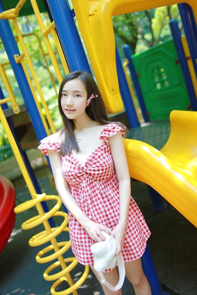 红色格子连衣裙清纯美眉治愈系笑容温婉可掬写真