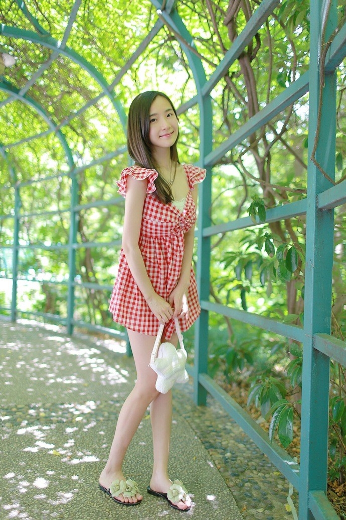 红色格子连衣裙清纯美眉治愈系笑容温婉可掬写真