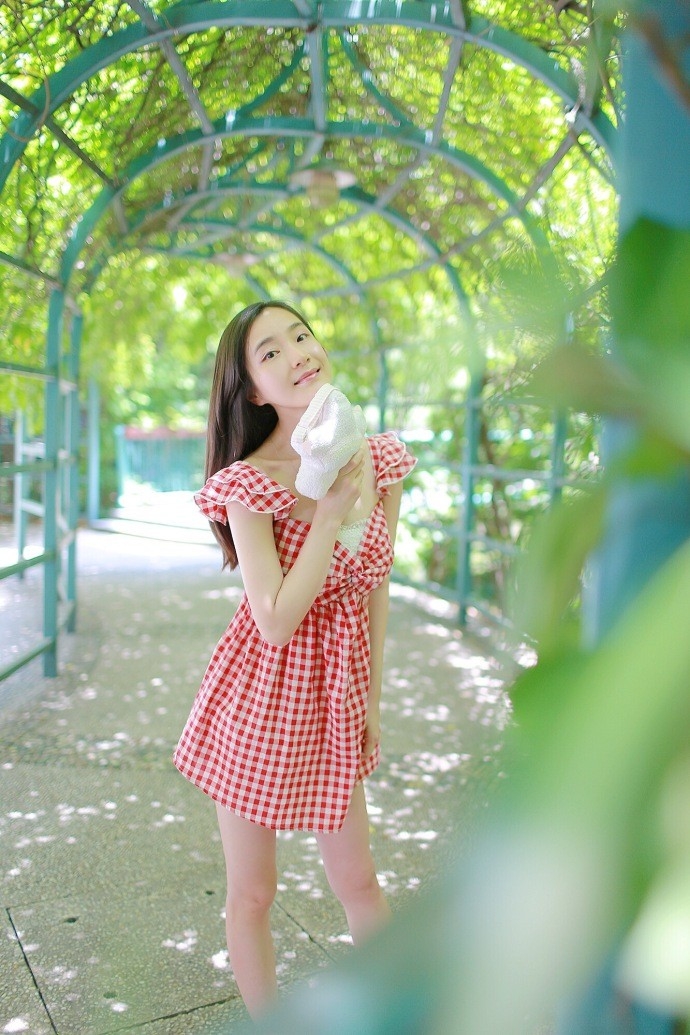 红色格子连衣裙清纯美眉治愈系笑容温婉可掬写真