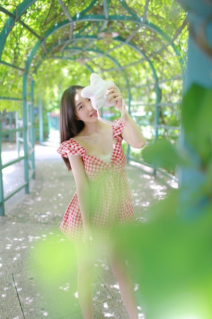 红色格子连衣裙清纯美眉治愈系笑容温婉可掬写真