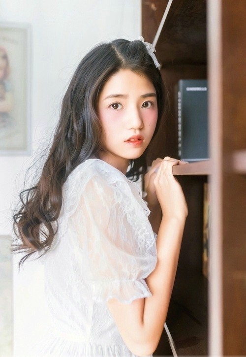 公主裙美女蕾丝控温婉柔美写真图片