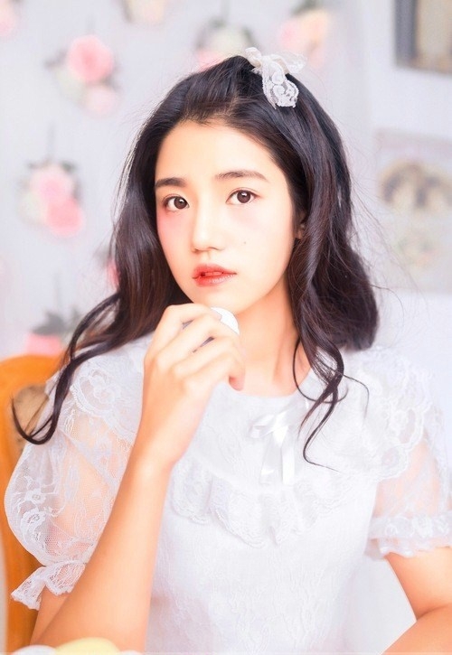 公主裙美女蕾丝控温婉柔美写真图片