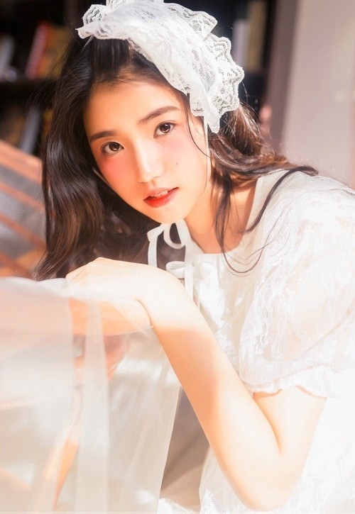 公主裙美女蕾丝控温婉柔美写真图片