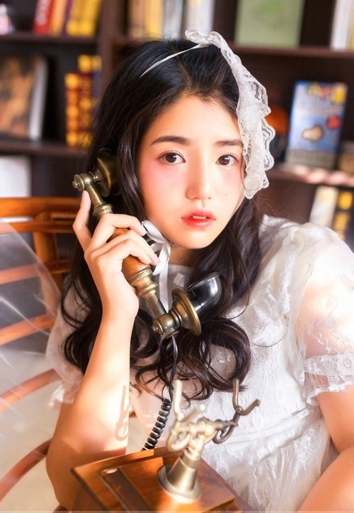 公主裙美女蕾丝控温婉柔美写真图片