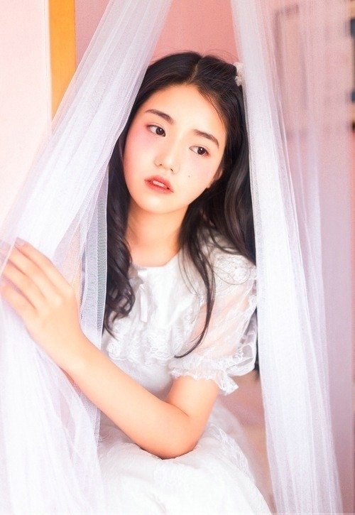 公主裙美女蕾丝控温婉柔美写真图片