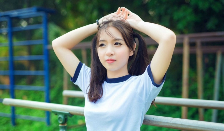 双马尾运动装清纯美眉校园活力俏皮写真图片