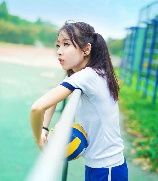 双马尾运动装清纯美眉校园活力俏皮写真图片