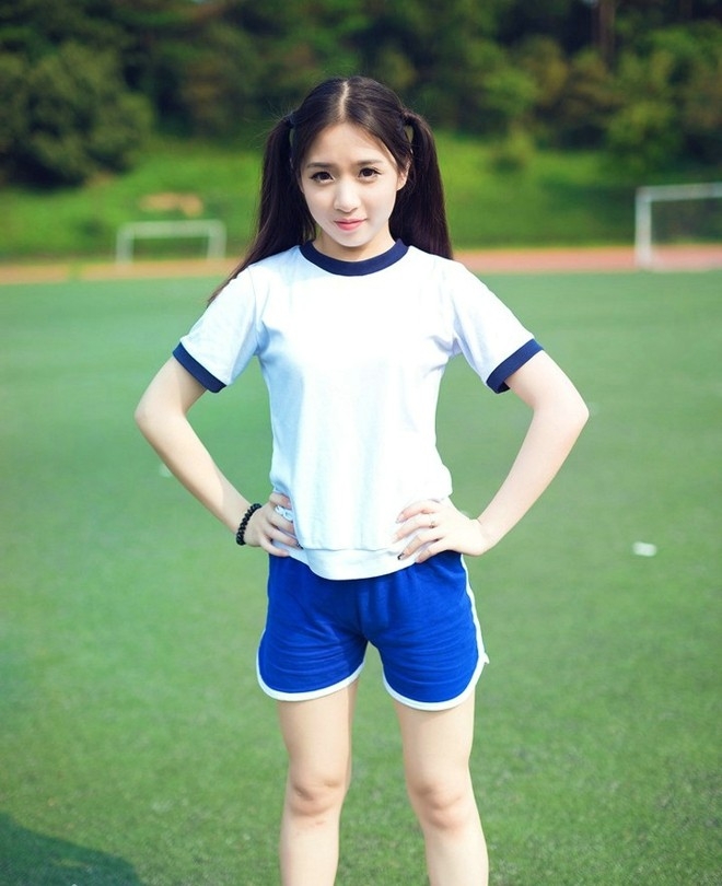 双马尾运动装清纯美眉校园活力俏皮写真图片